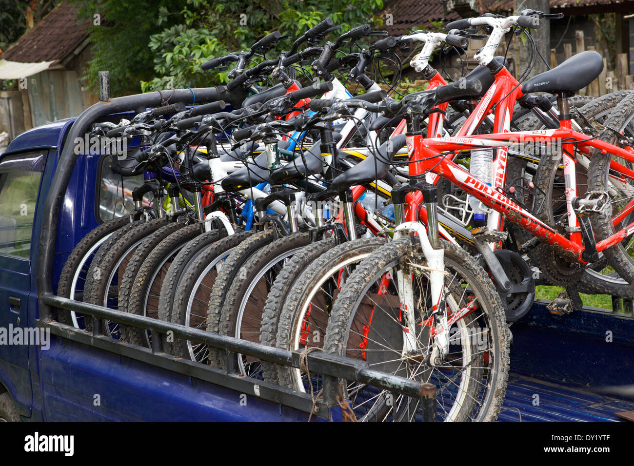 Doce bicicletas cargadas en la parte de atrás de una camioneta azul  Fotografía de stock - Alamy