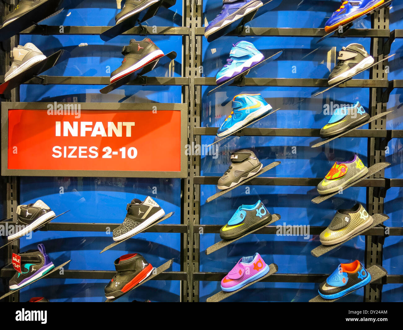 Zapatillas deportivas Nike pared, Foot Locker, International Plaza, Tampa, Florida, Fotografía de - Alamy