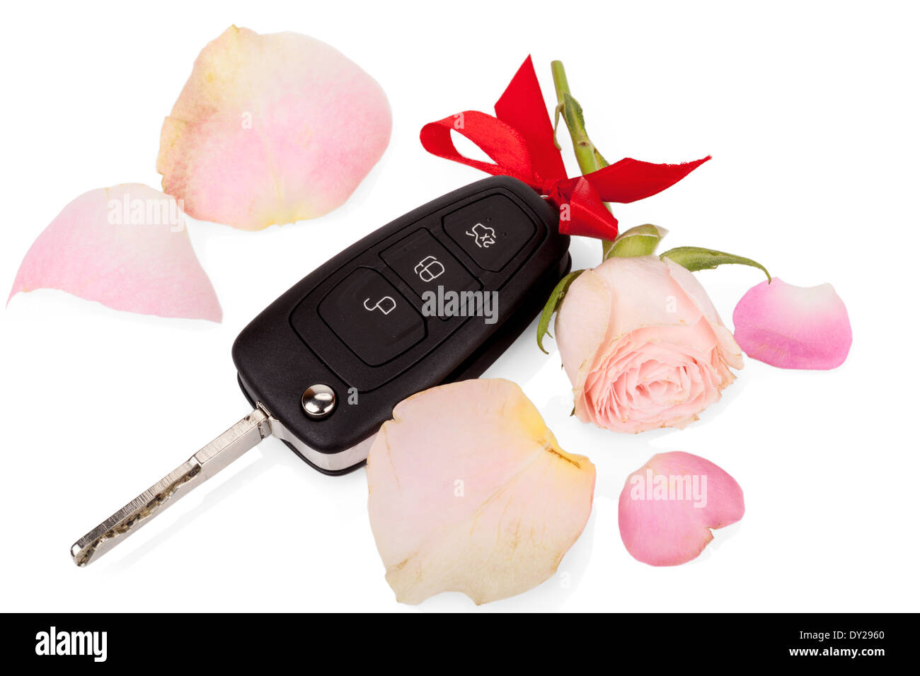 Las llaves del coche con cinta y flores como regalo aislado sobre fondo blanco. Foto de stock