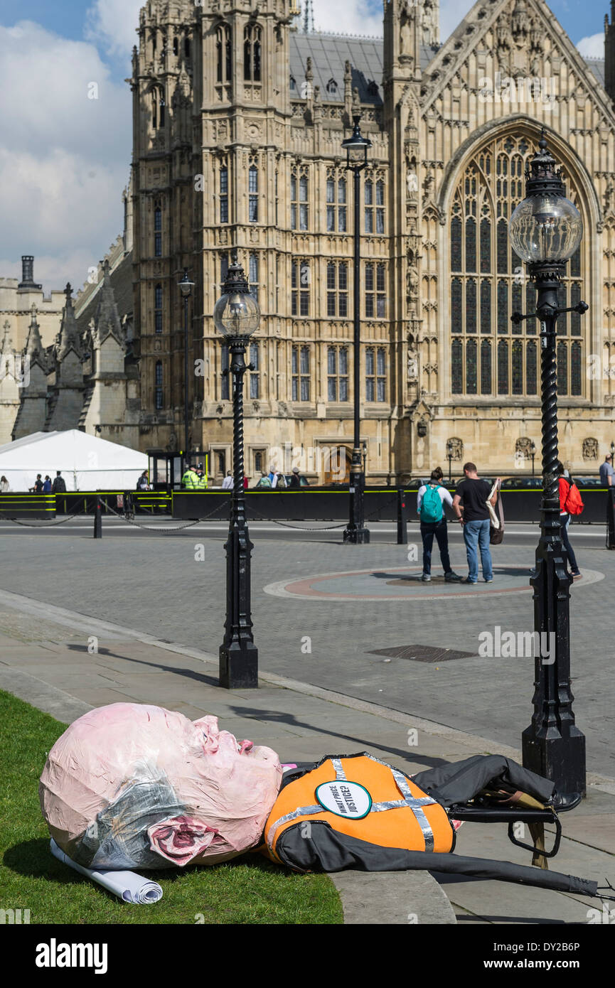 Una gran efigie de Chris Grayling el secretario de Justicia, sentando en la acera de las Casas del Parlamento. Foto de stock