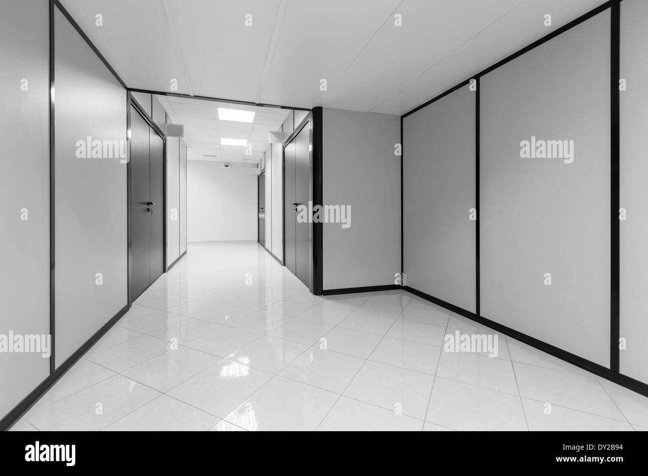 Resumen Oficina vacía el interior con paredes blancas y decoración en negro Foto de stock