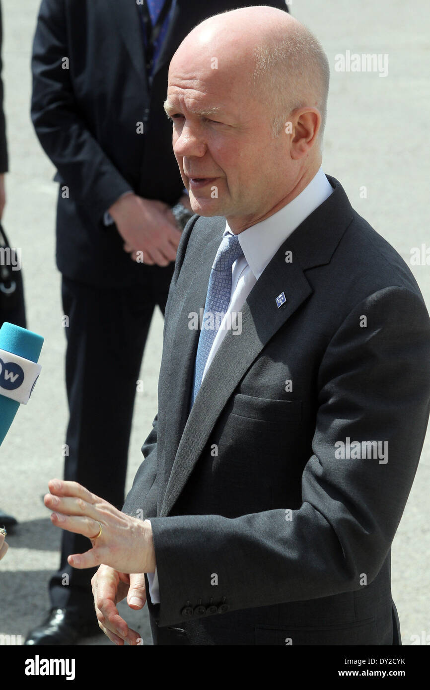 Atenas, Grecia. 4 abr, 2014. El Secretario de Exteriores de Gran Bretaña William Hague habla con la prensa como él llega a la reunión informal de Ministros de Asuntos Exteriores en el Zappeion Hall en Atenas, capital de Grecia, el 4 de abril de 2014. © Marios Lolos/Xinhua/Alamy Live News Foto de stock