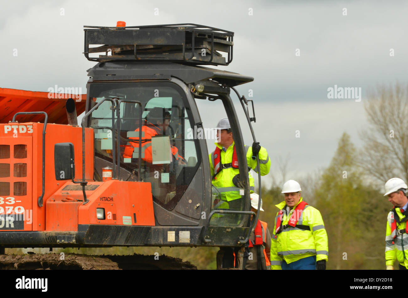 Burrowbridge, Somerset, Reino Unido . 04 abr, 2014. El Primer Ministro David Cameron visto hablando con el taxista de uno de los excavadores, que está ayudando a limpiar el río Parrett en Burrowbridge en el Reino Unido. Crédito: Robert Timoney/Alamy Live News Foto de stock