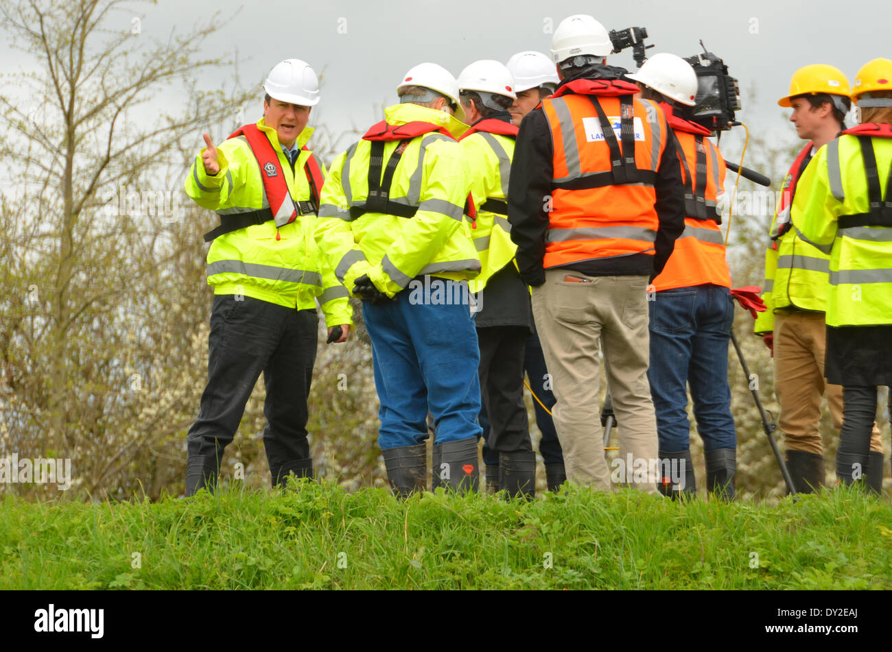 Burrowbridge, Somerset, Reino Unido . 04 abr, 2014. David Cameron PM visto hablando con los medios de comunicación en el banco del río en Burrowbridge en el Reino Unido. Crédito: Robert Timoney/Alamy Live News Foto de stock