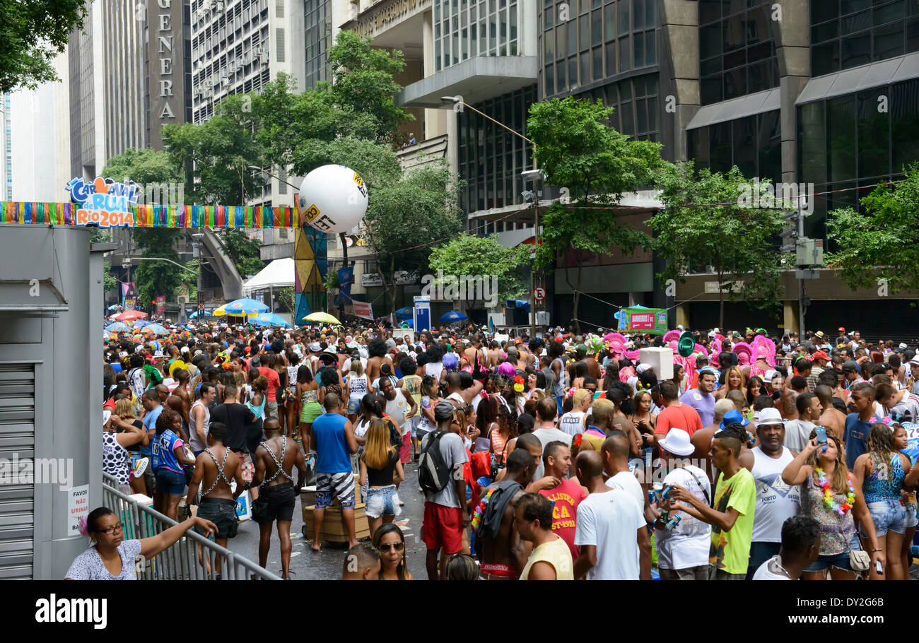 Fiesta en la calle, en pleno centro de Río, el Carnaval 2014 Foto de stock