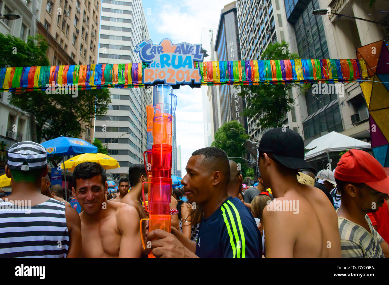 Coloridas multitudes, fiesta en la calle, Río de Janeiro, 2014 Foto de stock