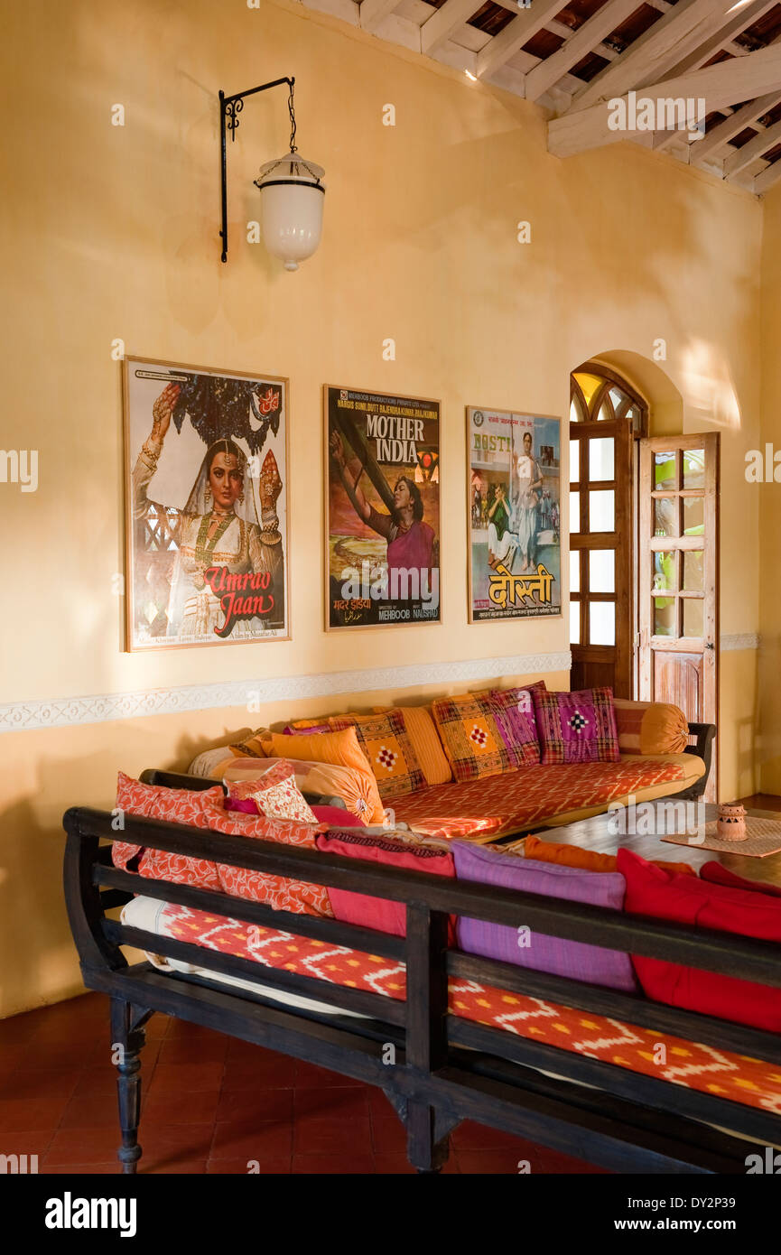Asientos de esquina con carteles de cine en casa de Goan Foto de stock