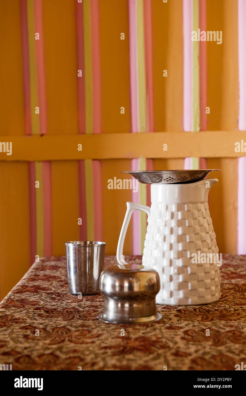 Jarra de cerámica y Vajilla metálica sobre la tabla de Goan home Foto de stock