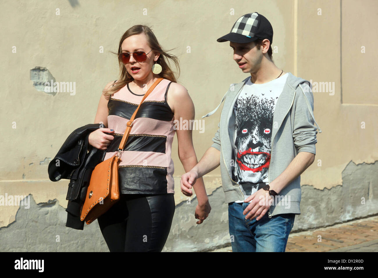 Joven pareja caminando calle de Praga República Checa Foto de stock