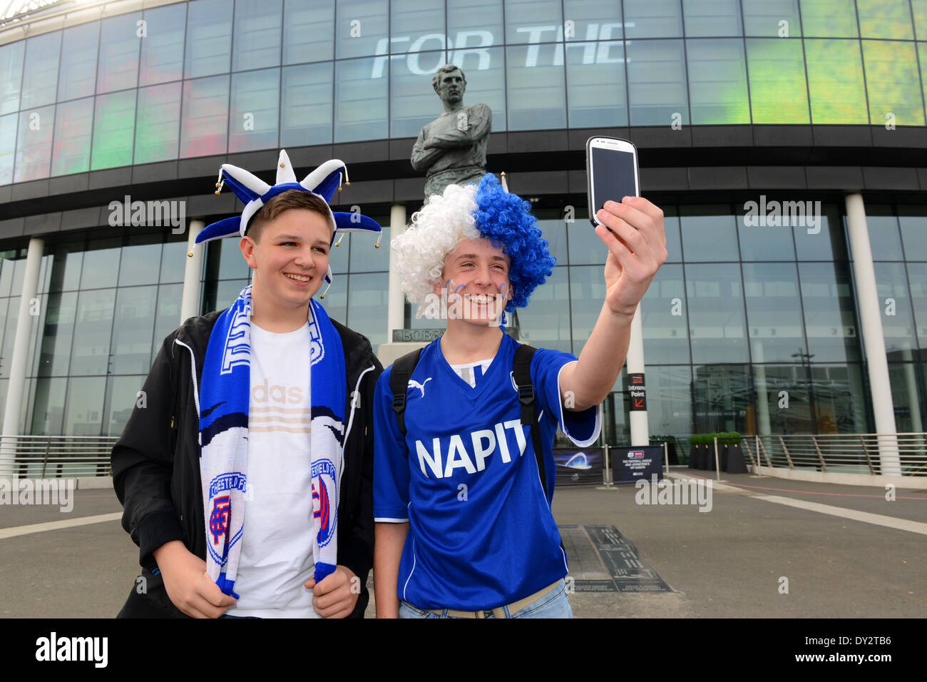 Chesterfield football fans partidarios de tomar foto selfie fuera del estadio de Wembley Uk Foto de stock