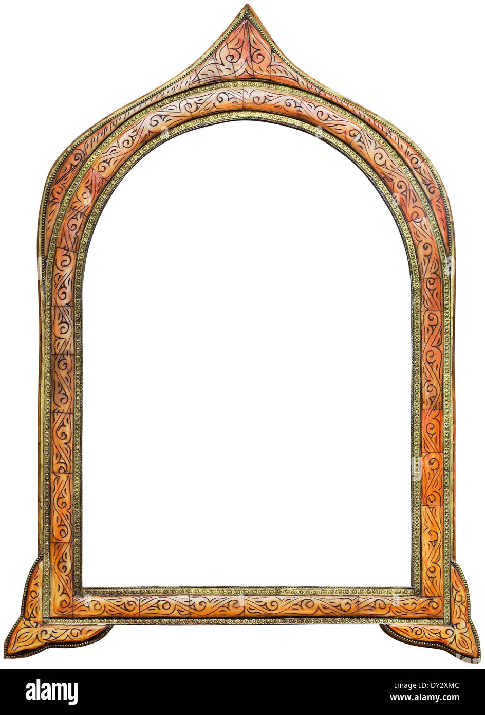 Marco espejo marroquí antiguo de madera aislada con trazado de recorte Foto de stock
