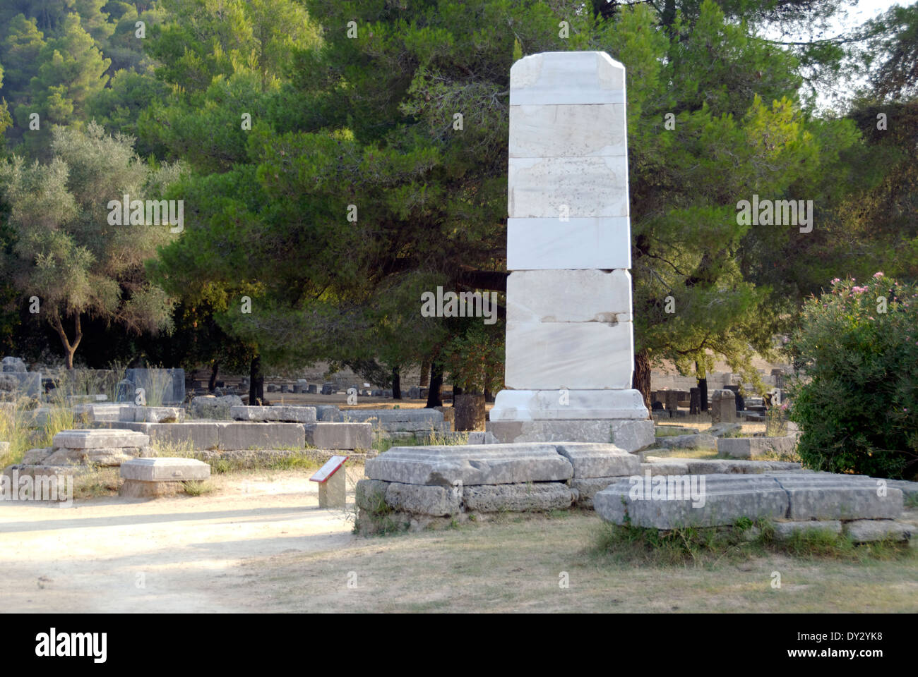 La base de mármol pedestal Paeonios Victoria (Nike) la antigua Olimpia  Peloponeso Grecia apoya la base del siglo 5 A.C Fotografía de stock - Alamy