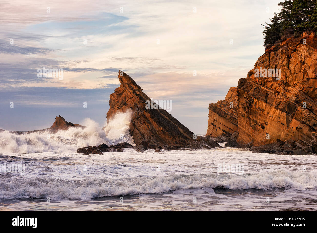 Tarde storm libras los acantilados de arenisca en la costa de Oregon State Park acres de playa de Simpson. Foto de stock