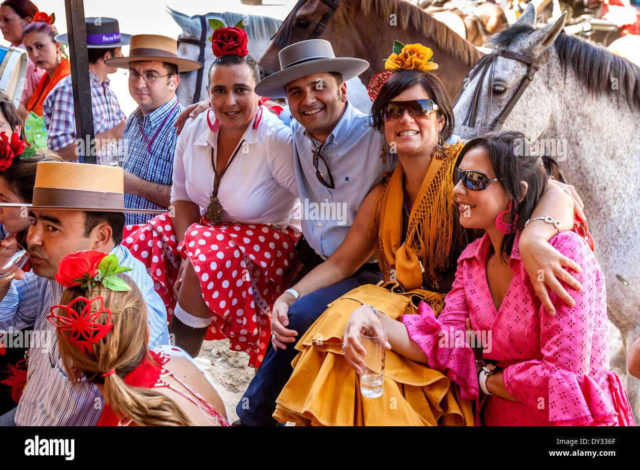 Personas vestidas con el traje tradicional, el Festival de aldea El Rocío, El Rocío, Andalucía, Fotografía de stock Alamy