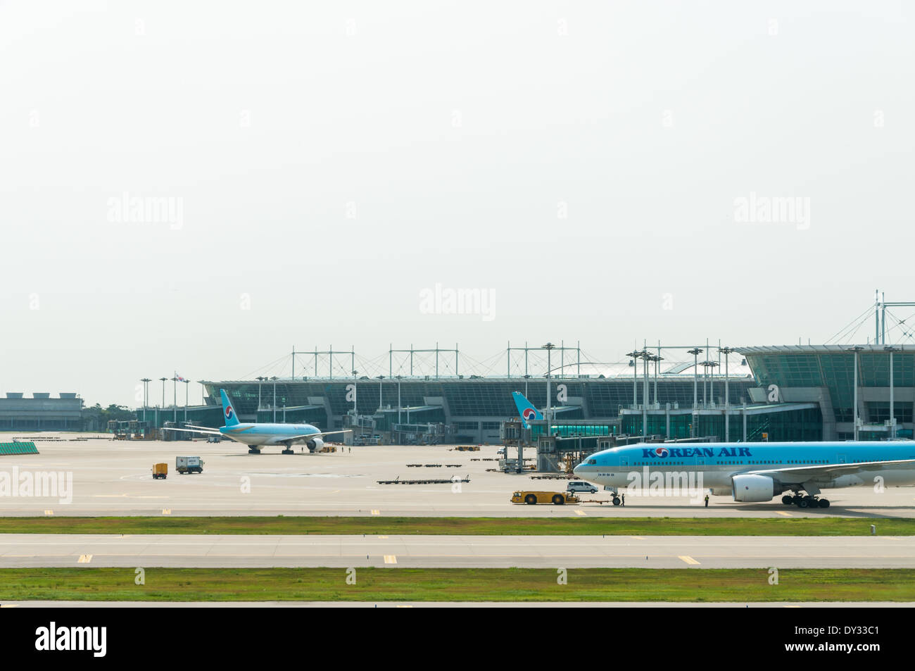 Un avión coreano los taxis a la pista para prepararse para el despegue. Foto de stock