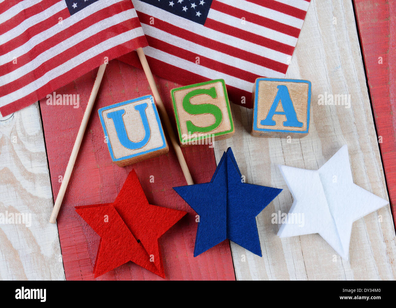 Una pantalla patriótica de banderas americanas, rojo, blanco y azul de estrellas y USA expuestas con bloques de letras Foto de stock