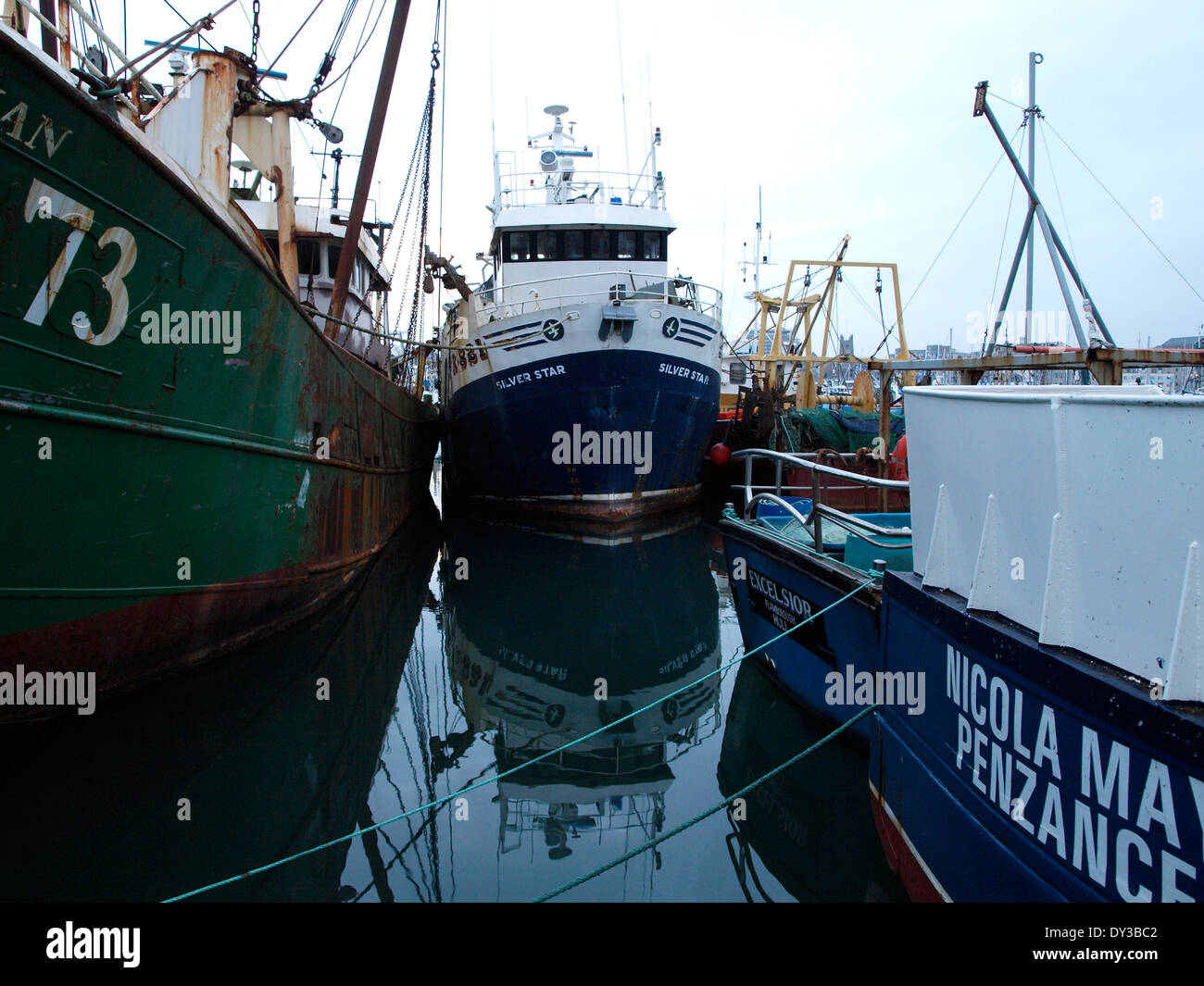 Los arrastreros de pesca comercial, Sutton Harbour Marina de Plymouth, Devon, Reino Unido Foto de stock