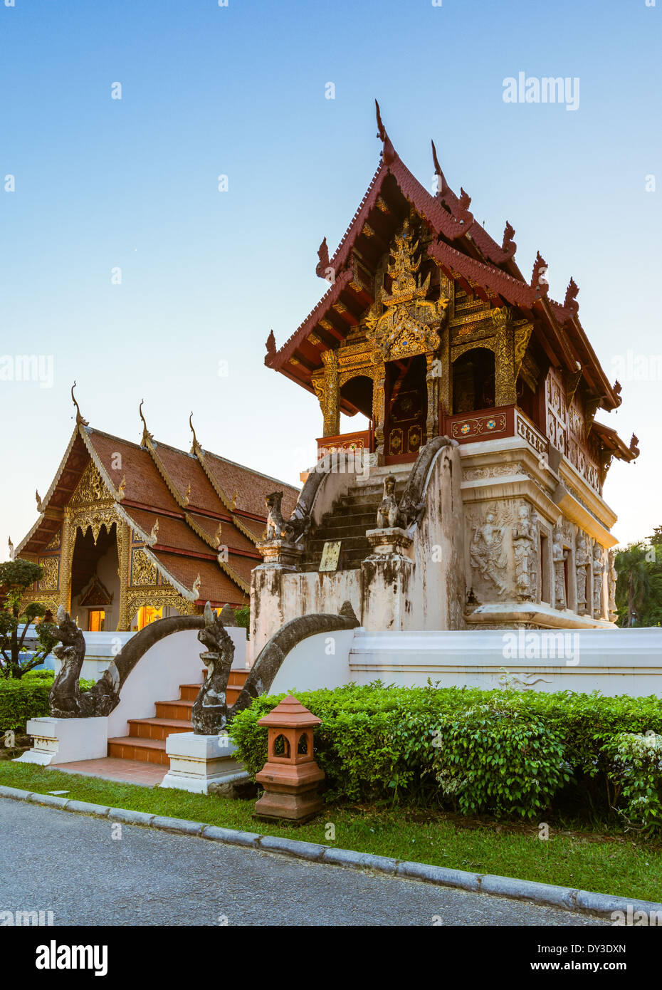 Wat Phra Singh está situado en la parte oeste del centro de la ciudad antigua de Chiang Mai, Tailandia Foto de stock