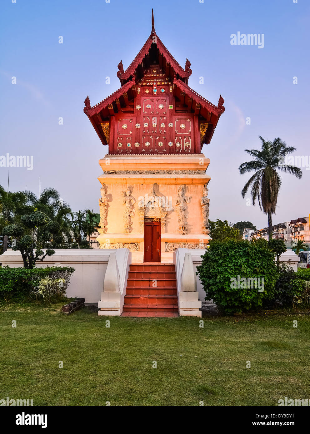 Wat Phra Singh está situado en la parte oeste del centro de la ciudad antigua de Chiang Mai, Tailandia Foto de stock