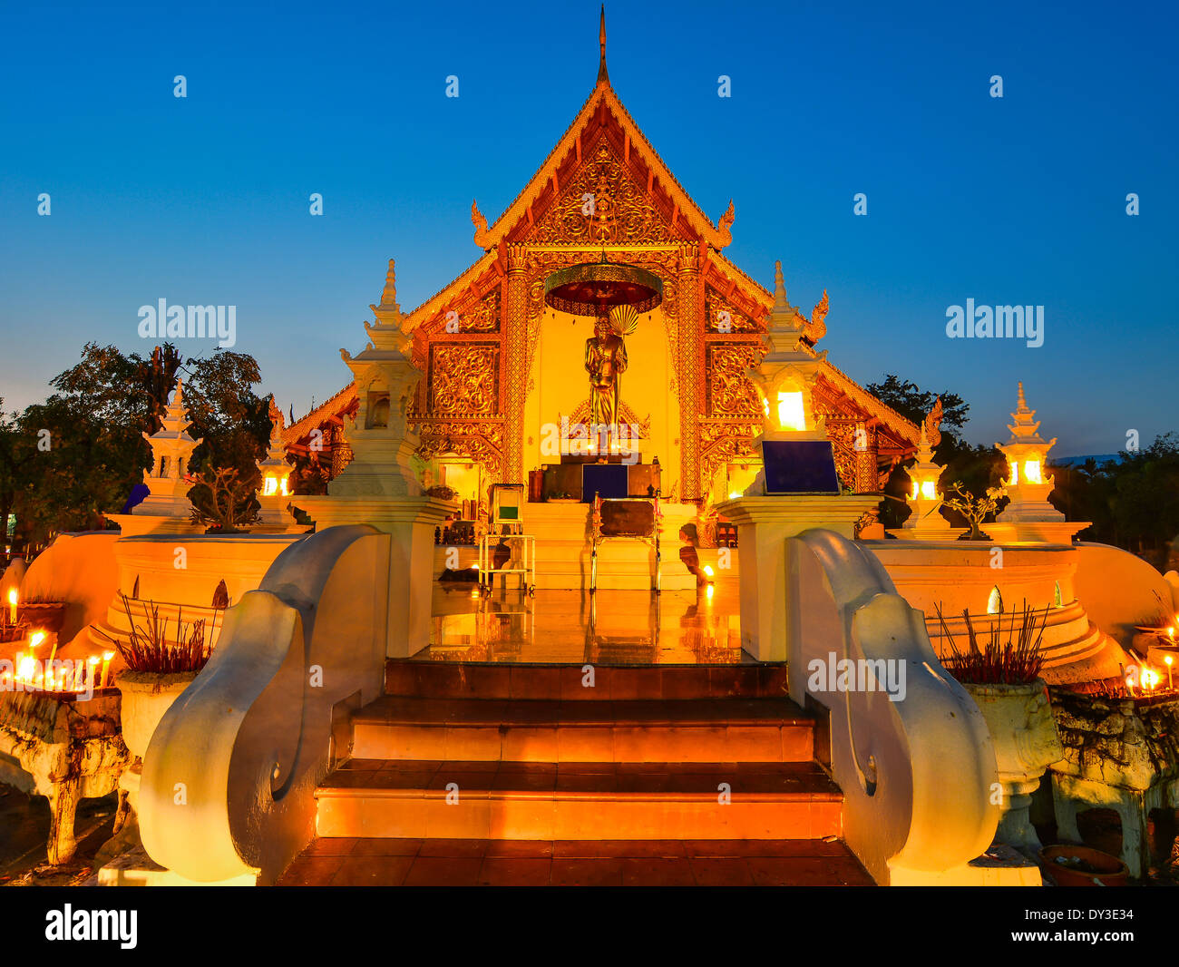 Wat Phra Singh está situado en la parte oeste del centro de la ciudad antigua de Chiang Mai, Tailandia Foto de stock