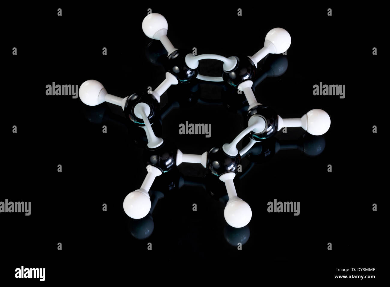 Modelo de molécula de benceno con bolas y varillas Foto de stock