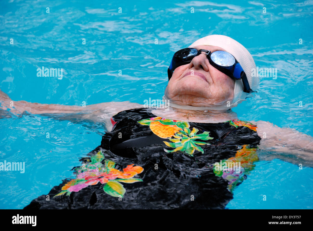 Mujer senior gorro natación fotografías e imágenes de alta resolución -  Página 2 - Alamy