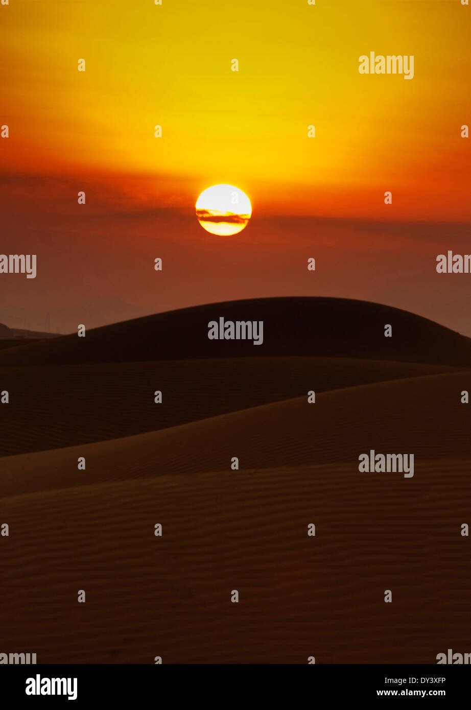 Bonitas dunas de arena en el desierto de Dubai Foto de stock