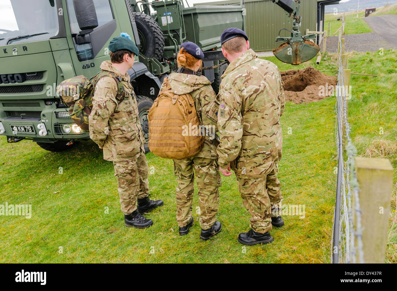 Un soldado de los Royal Engineers remotamente opera una grúa Terex grab mediante un panel de control. Foto de stock