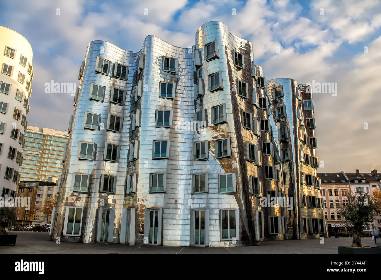 Neuer Zollhof en Media Harbour en Dusseldorf, Alemania Foto de stock