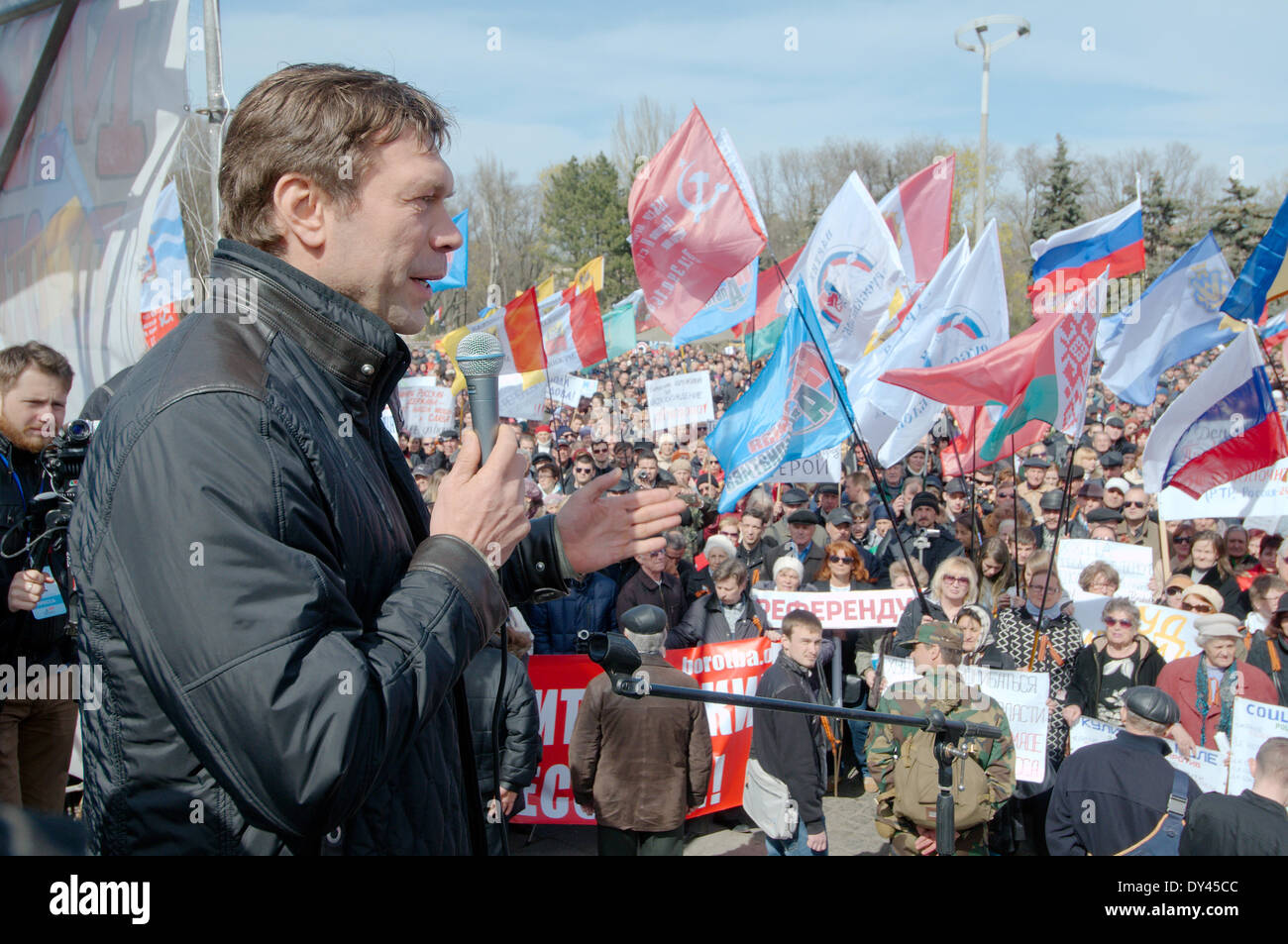 Odesa, Ucrania. 06 de abril de 2014.En la ciudad de Odesa, el rally ('campo Kulikovo') habló en apoyo antimaydan candidato para Presidente de Ucrania - Oleg Anatolevich Tsarov, después de su discurso, habló con los medios de comunicación y las personas. Reunión de la protesta, la Asamblea Popular de Kulikovo Antimaidan - 'Campo'. Esta demostración en el campo de Kulikovo, Odessa, Ucrania (sur de Ucrania), para la celebración de un referéndum contra el nuevo gobierno de Kiev, contra el nacional-fascismo. Los principales lemas: "queremos un referéndum' 'Libertad Anton Davydchenko' 'Odessa es una ciudad rusa' 'Queremos ruso en el segundo idioma oficial" "Estamos Foto de stock