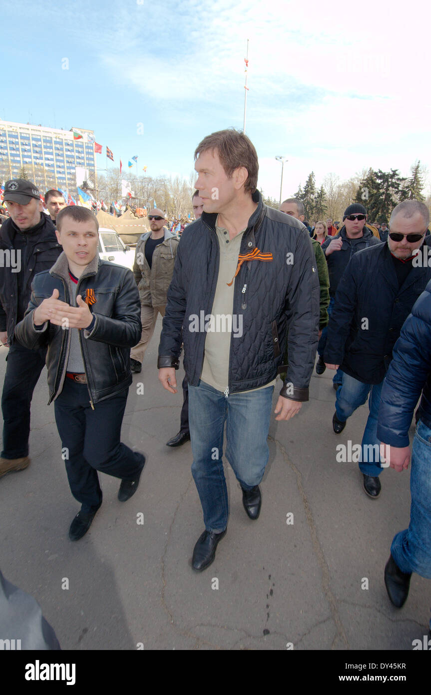 Odesa, Ucrania. 06 de abril de 2014.En la ciudad de Odesa, el rally ('campo Kulikovo') habló en apoyo antimaydan candidato para Presidente de Ucrania - Oleg Anatolevich Tsarov, después de su discurso, habló con los medios de comunicación y las personas. Reunión de la protesta, la Asamblea Popular de Kulikovo Antimaidan - 'Campo'. Esta demostración en el campo de Kulikovo, Odessa, Ucrania (sur de Ucrania), para la celebración de un referéndum contra el nuevo gobierno de Kiev, contra el nacional-fascismo. Los principales lemas: "queremos un referéndum' 'Libertad Anton Davydchenko' 'Odessa es una ciudad rusa' 'Queremos ruso en el segundo idioma oficial" "Estamos Foto de stock