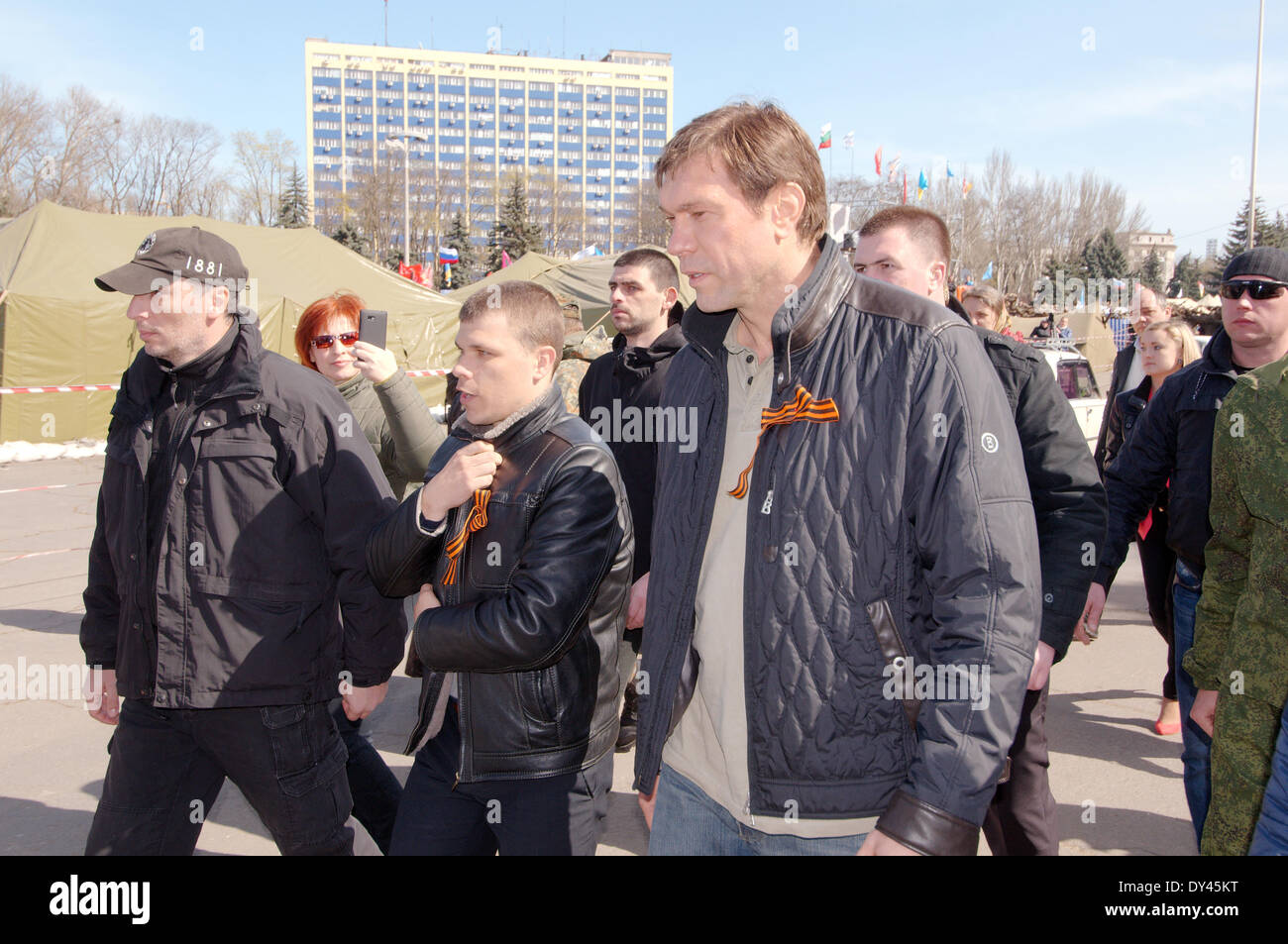 Odesa, Ucrania. 06 de abril de 2014.En la ciudad de Odesa, el rally ('campo Kulikovo') habló en apoyo antimaydan candidato para Presidente de Ucrania - Oleg Anatolevich Tsarov, después de su discurso, habló con los medios de comunicación y las personas. Reunión de la protesta, la Asamblea Popular de Kulikovo Antimaidan - 'Campo'. Esta demostración en el campo de Kulikovo, Odessa, Ucrania (sur de Ucrania), para la celebración de un referéndum contra el nuevo gobierno de Kiev, contra el nacional-fascismo. Los principales lemas: "queremos un referéndum' 'Libertad Anton Davydchenko' 'Odessa es una ciudad rusa' 'Queremos ruso en el segundo idioma oficial" "Estamos Foto de stock