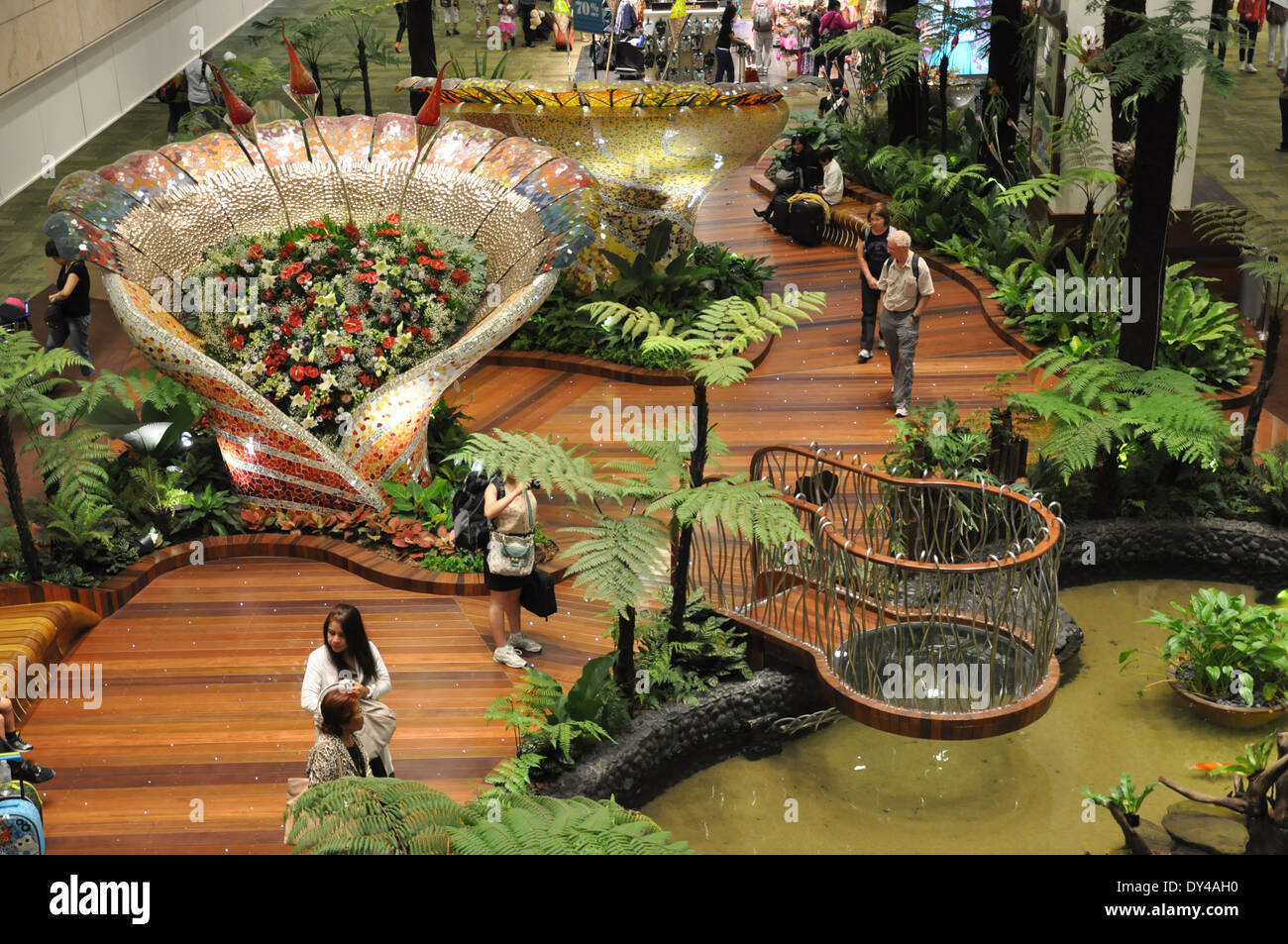 Un jardín en la terminal 2 del aeropuerto de Changi, Singapur Foto de stock