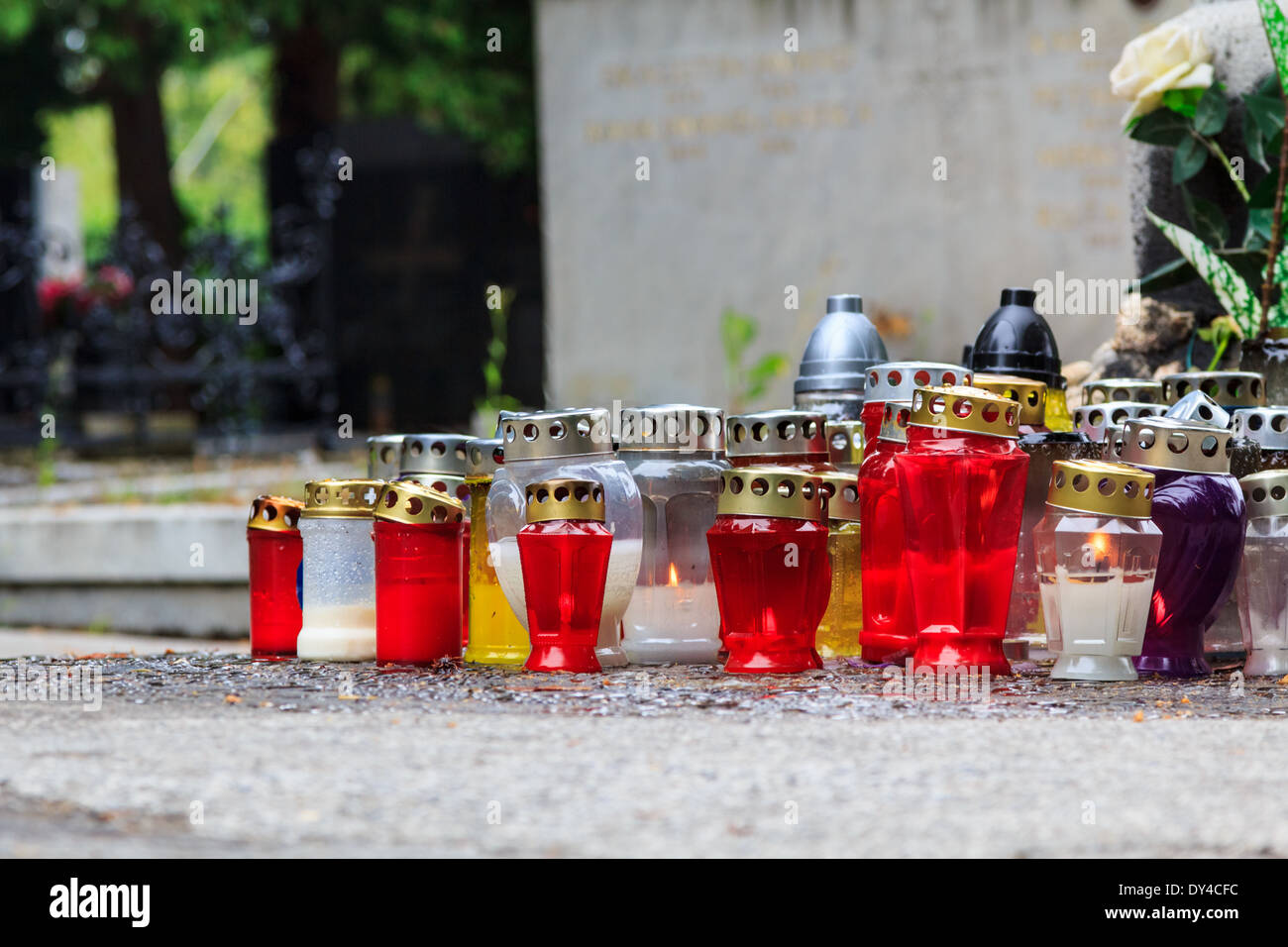 Un conjunto de graves velas en un cementerio llamado Mirogoj en Zagreb, Croacia. Foto de stock
