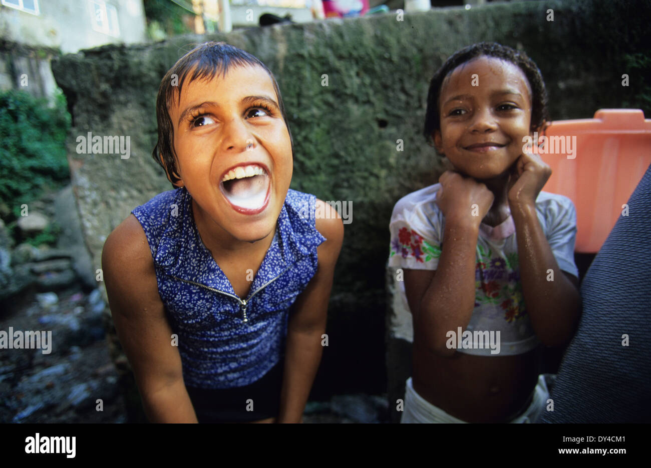 Chica con espuma de jabón en la boca riendo en Rochina Favela, Rio de  Janeiro, Brasil, América del Sur Fotografía de stock - Alamy
