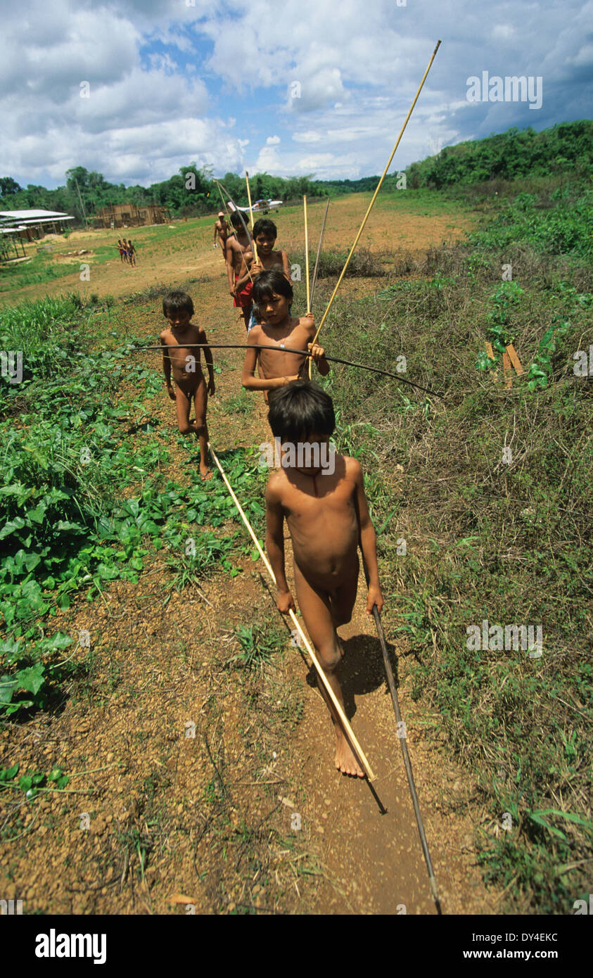 Yanomami Chicos Cazadores Con Arcos Y Flechas Aprender A Cazar Mientras Juega En La Selva