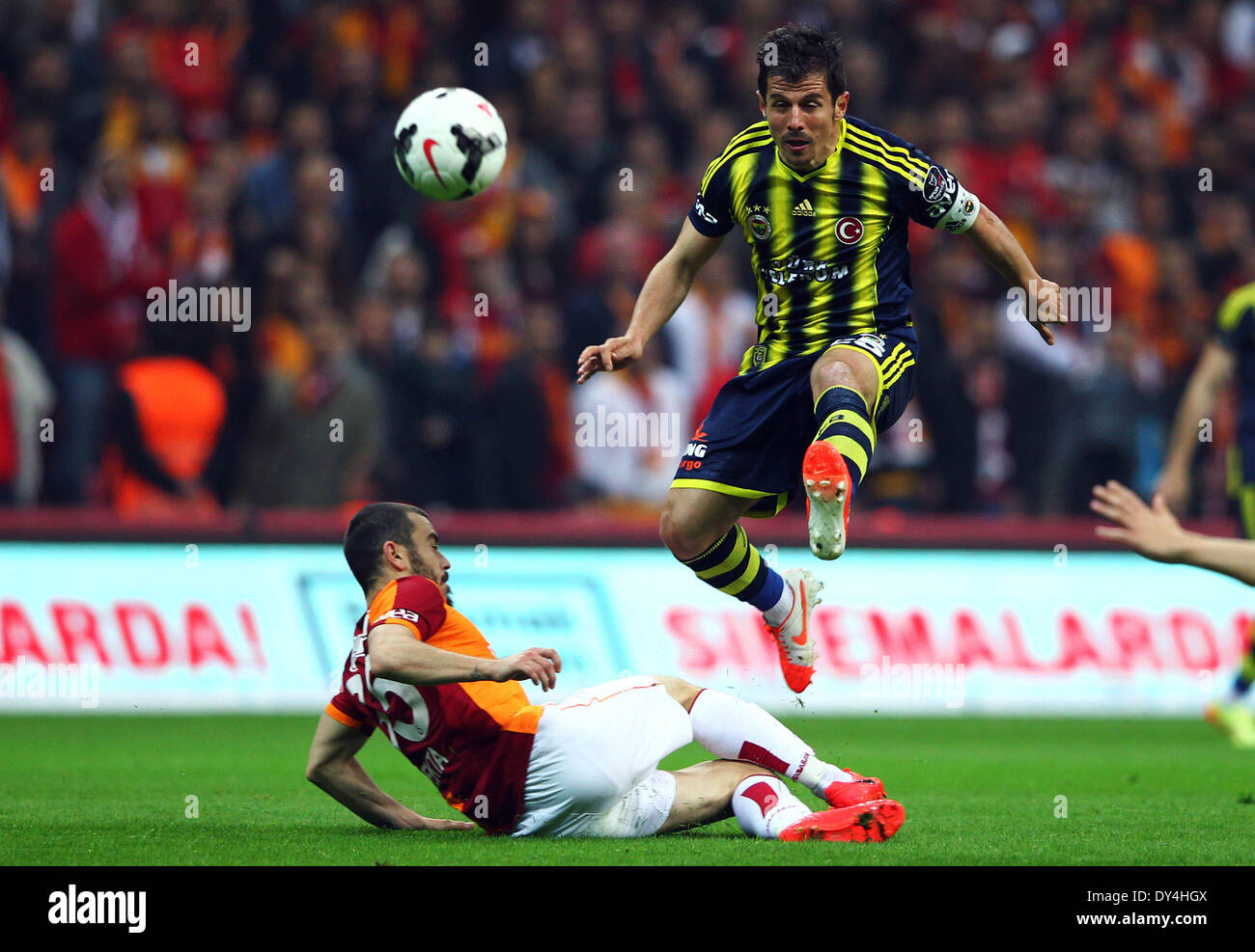 Estambul, Turquía. 6 abr, 2014. Fenerbahce's Emre (Top) regatea durante la Super Liga turca contra el Galatasaray en Estambul, Turquía, el 6 de abril de 2014. Galatasary ganó 1-0. Crédito: Cihan/Xinhua/Alamy Live News Foto de stock