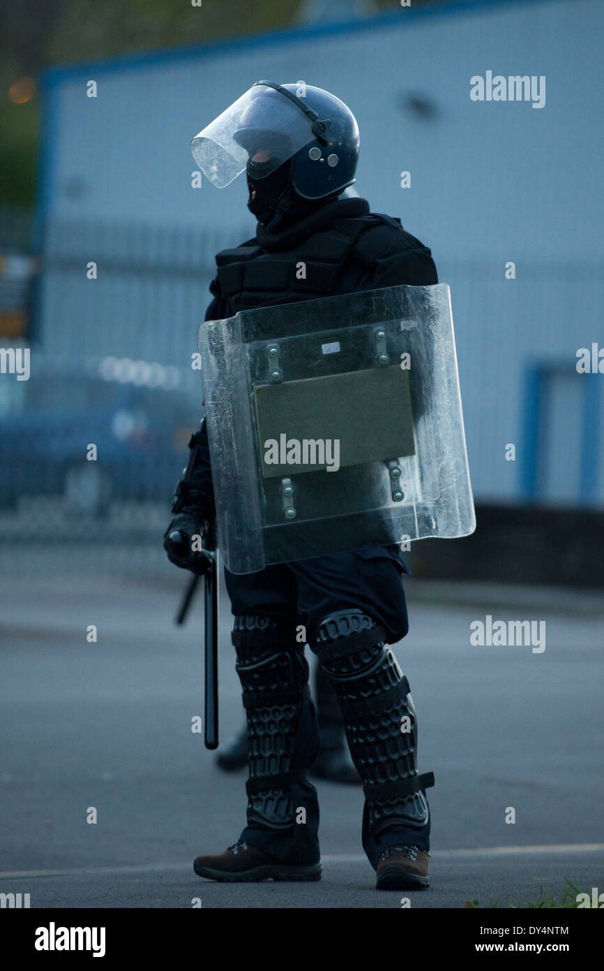 Un oficial de la policía antidisturbios con escudos, cascos y porras. Foto de stock