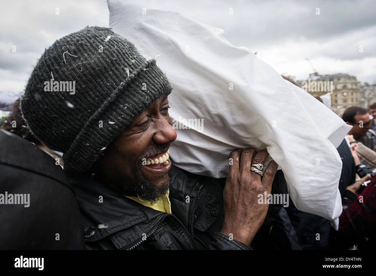 La gente se reúne para participar en el día Internacional de la lucha contra las almohadas en Trafalgar Square en Londres. Foto de stock