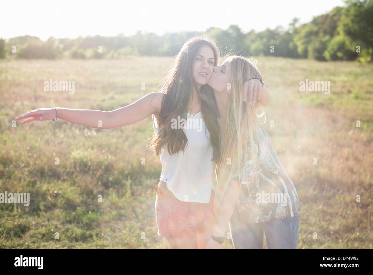 Dos mujeres jóvenes con el pelo largo en el campo Foto de stock