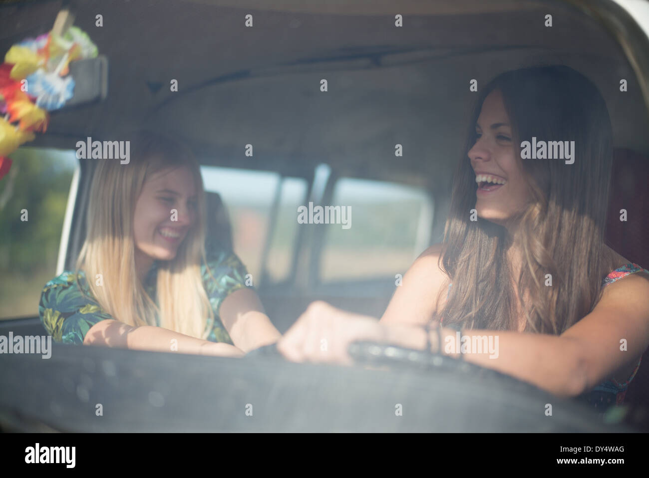 Dos mujeres jóvenes en autocaravana, riendo Foto de stock