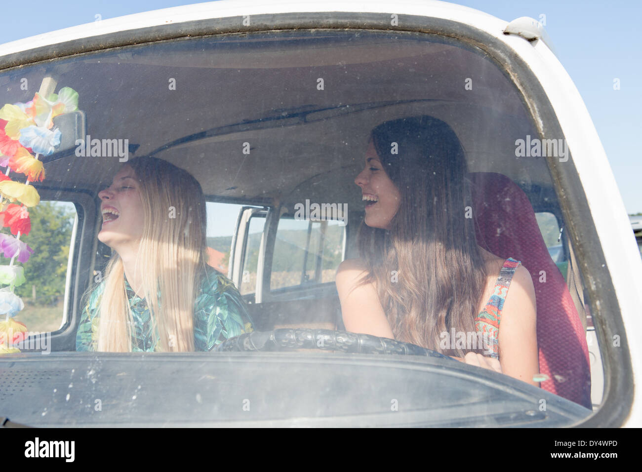 Las mujeres jóvenes dentro de autocaravanas riendo Foto de stock