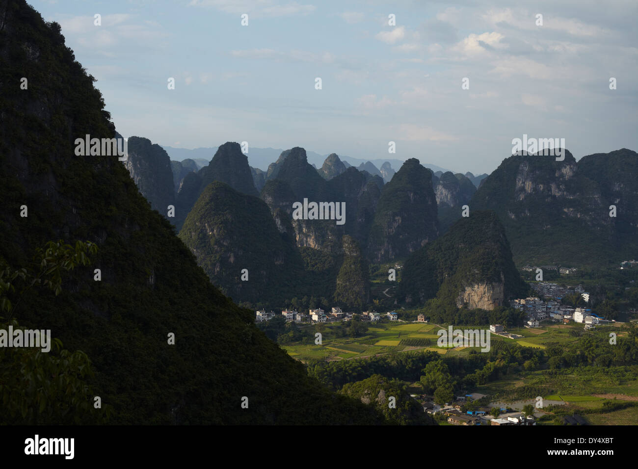 Picos de piedra caliza, Yangshuo, China Foto de stock