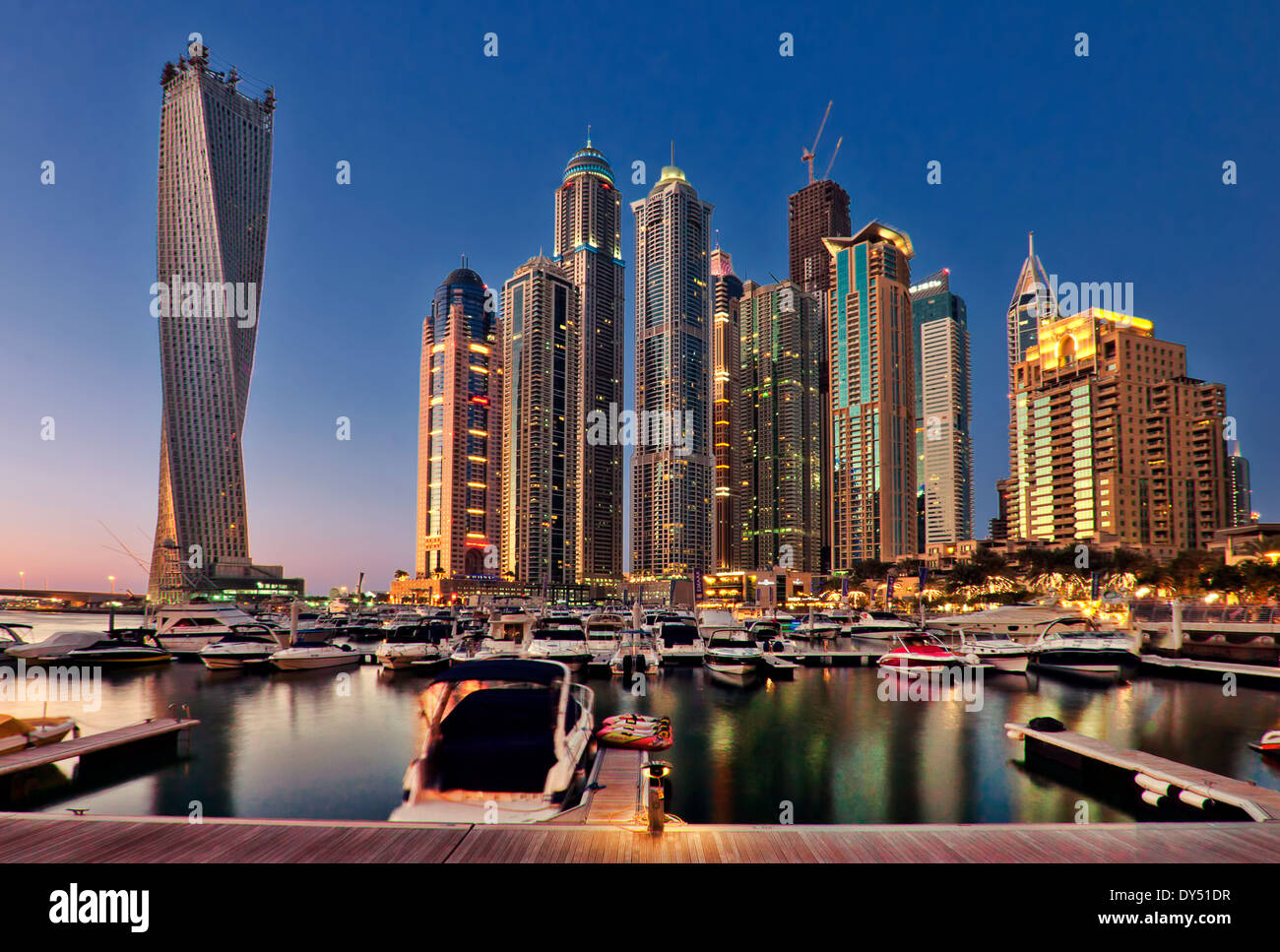 Dubai Marina durante el crepúsculo Foto de stock