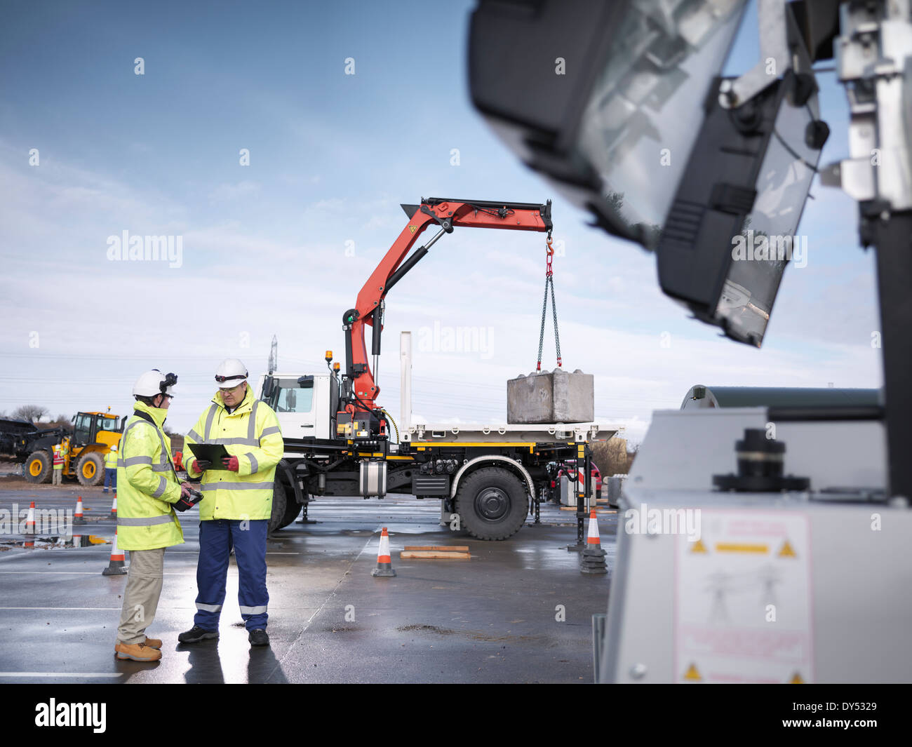 Respuesta de emergencia con la formación de los trabajadores con el camión grúa Foto de stock