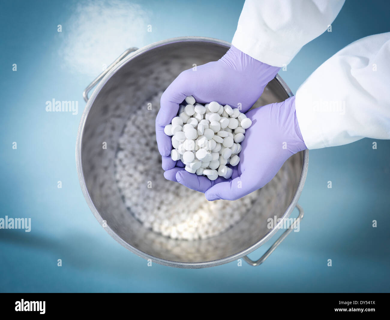 Primer plano de un trabajador de la fábrica farmacéutica en tabletas de inspección Foto de stock