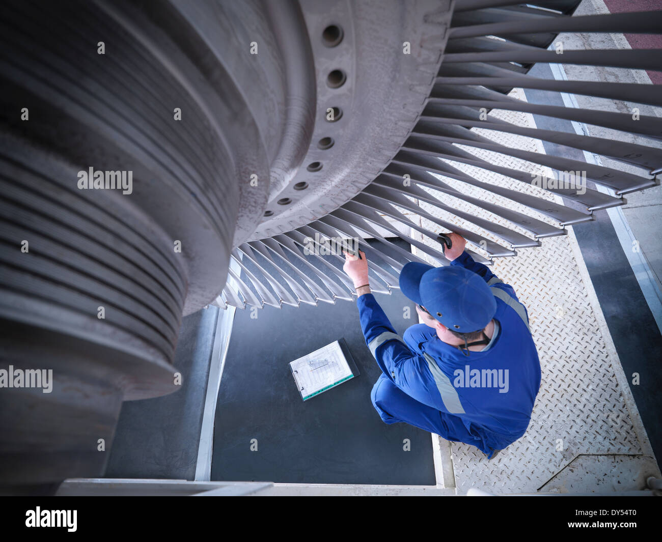 Inspección de ingeniero en obras de reparación de la turbina de vapor Foto de stock