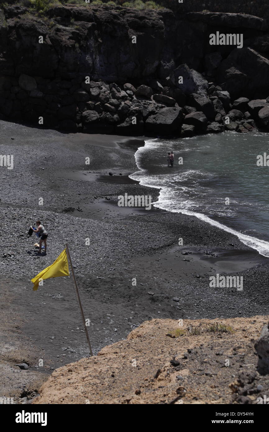 Tenereife. El 7 de abril, 2014. La playa donde dos mujeres británicas se ahogó en Playa Las galgas en Playa Paraíso, un resort en el sur de Tenerife. Las mujeres - Uma Ramalingam y Barathi Ruvikumar - entró en el mar para rescatar a sus dos hijos que se encuentran en dificultades. La playa que el accidente se produjo en las galgas se llama Playa, en el resort de Playa Paraiso Beach) en Adeje, Tenerife.La bandera amarilla, que advierte a los bañistas a ser cautelosos. Crédito: Phil crean/Alamy Live News Foto de stock