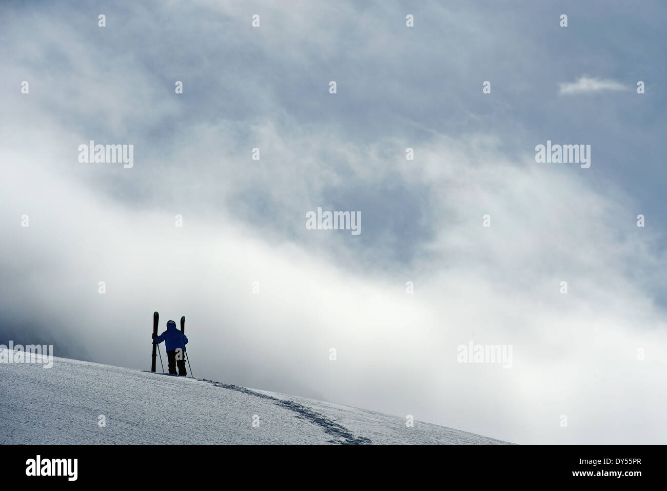 Esquiador varón adulto medio pie en colina, Obergurgl, Austria Foto de stock