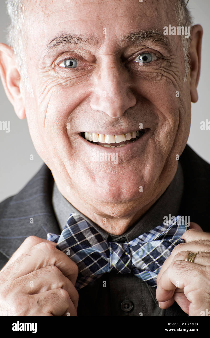 Hombre Senior poniendo en bow tie Foto de stock